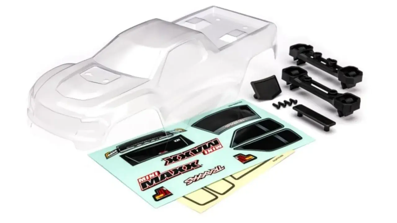Klare RC-Karosserien mit Aufklebern und Zubehörteilen, bereit für individuelle Gestaltung.