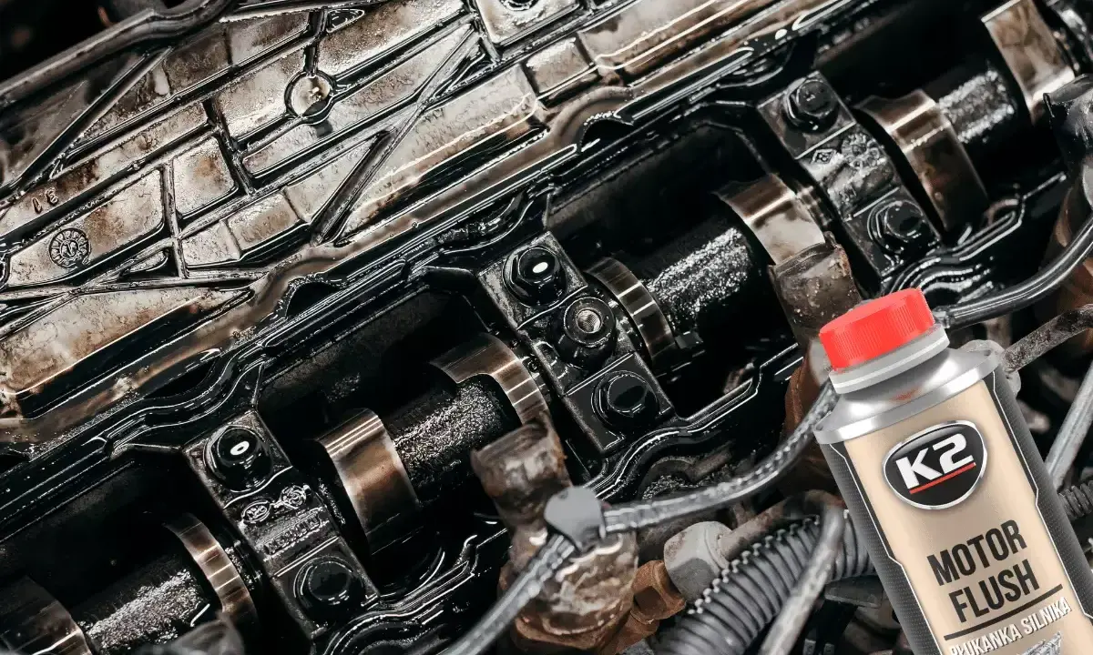 Brudny silnik czeka na czyszczenie. Płukanka silnika K2 Motor Flush pomoże usunąć osady i przywrócić mu blask.
