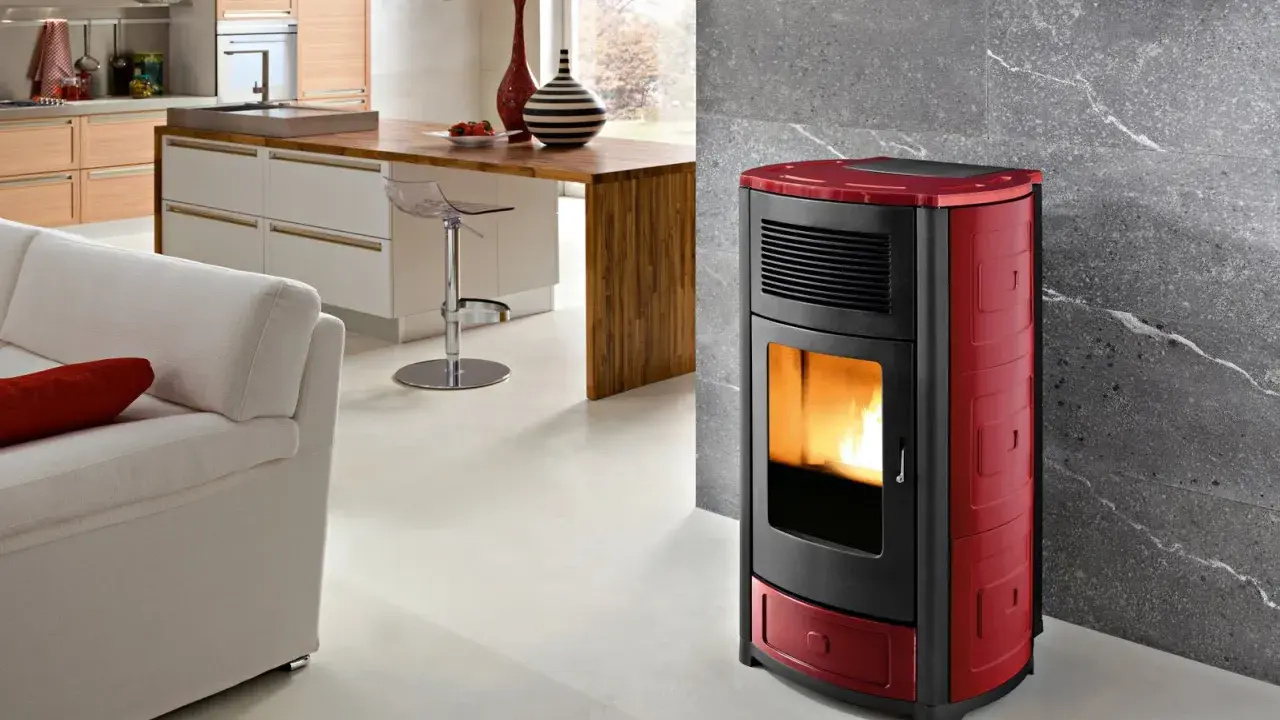 Estufa de pellets roja y negra en un salón moderno, mostrando las ventajas de la biomasa para un hogar cálido y sostenible.