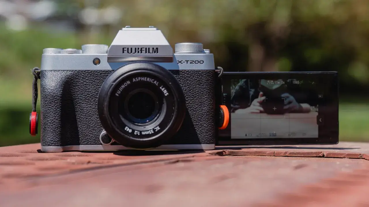 Fujifilm X-T200, una delle migliori mirrorless economiche, con obiettivo 35mm f/2. Schermo LCD inclinabile.