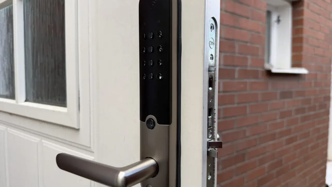 Ett modernt Yale Doorman V2N-lås på en vit dörr, redo att styras via app.