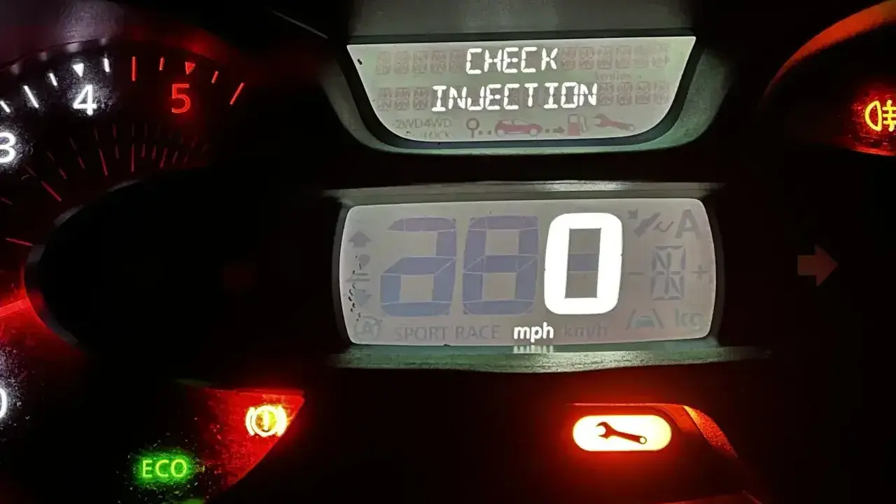 Na desce rozdzielczej Renault świeci się kontrolka "CHECK INJECTION". Wskazania licznika to 280.