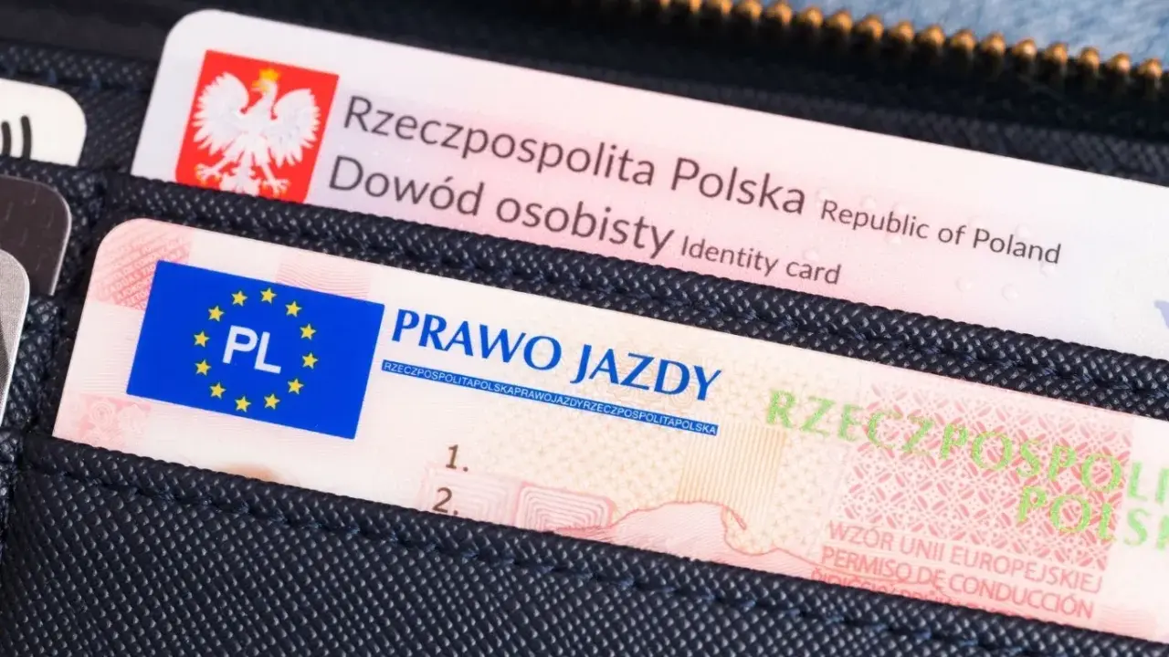 Polskie prawo jazdy i dowód osobisty w portfelu. Numer prawa jazdy jest widoczny na dokumencie z flagą UE.