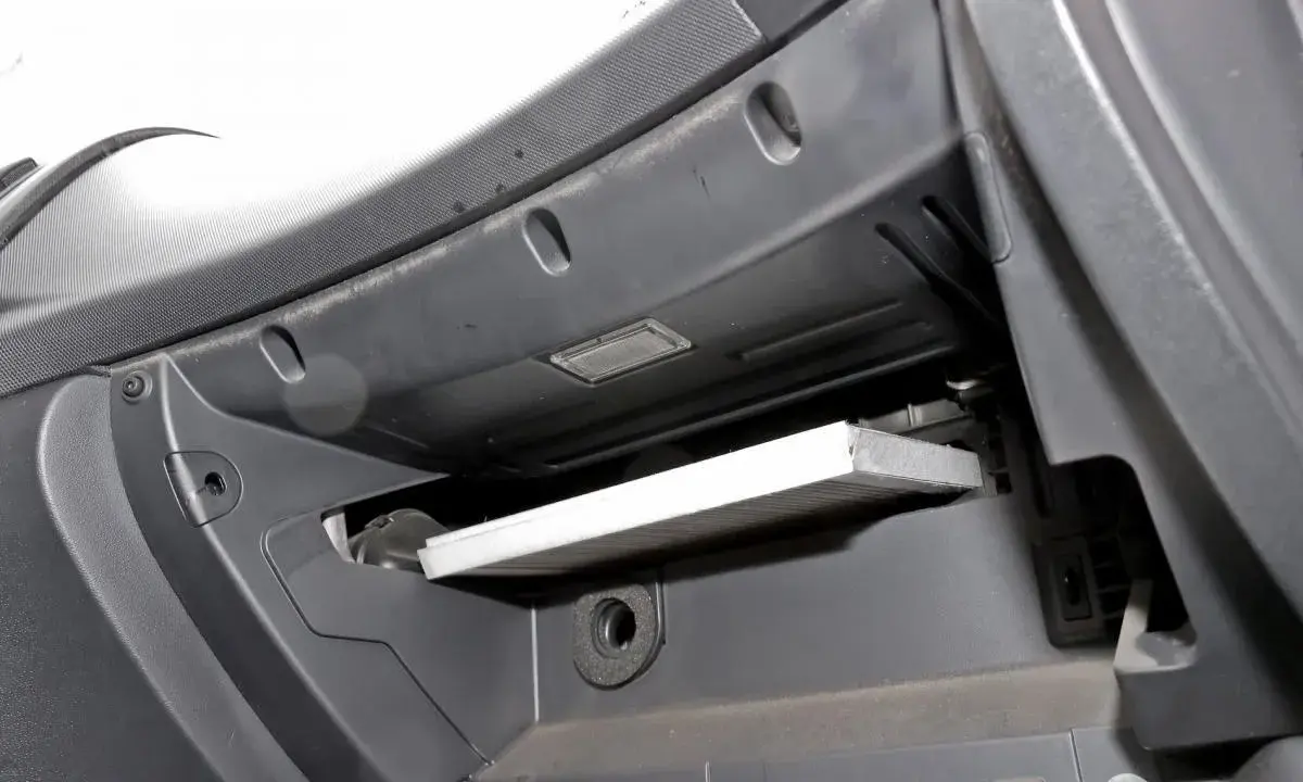 Nowy filtr kabinowy w schowku Ford Focus MK3. Wymiana jest prosta, wystarczy otworzyć schowek i wyjąć stary filtr.