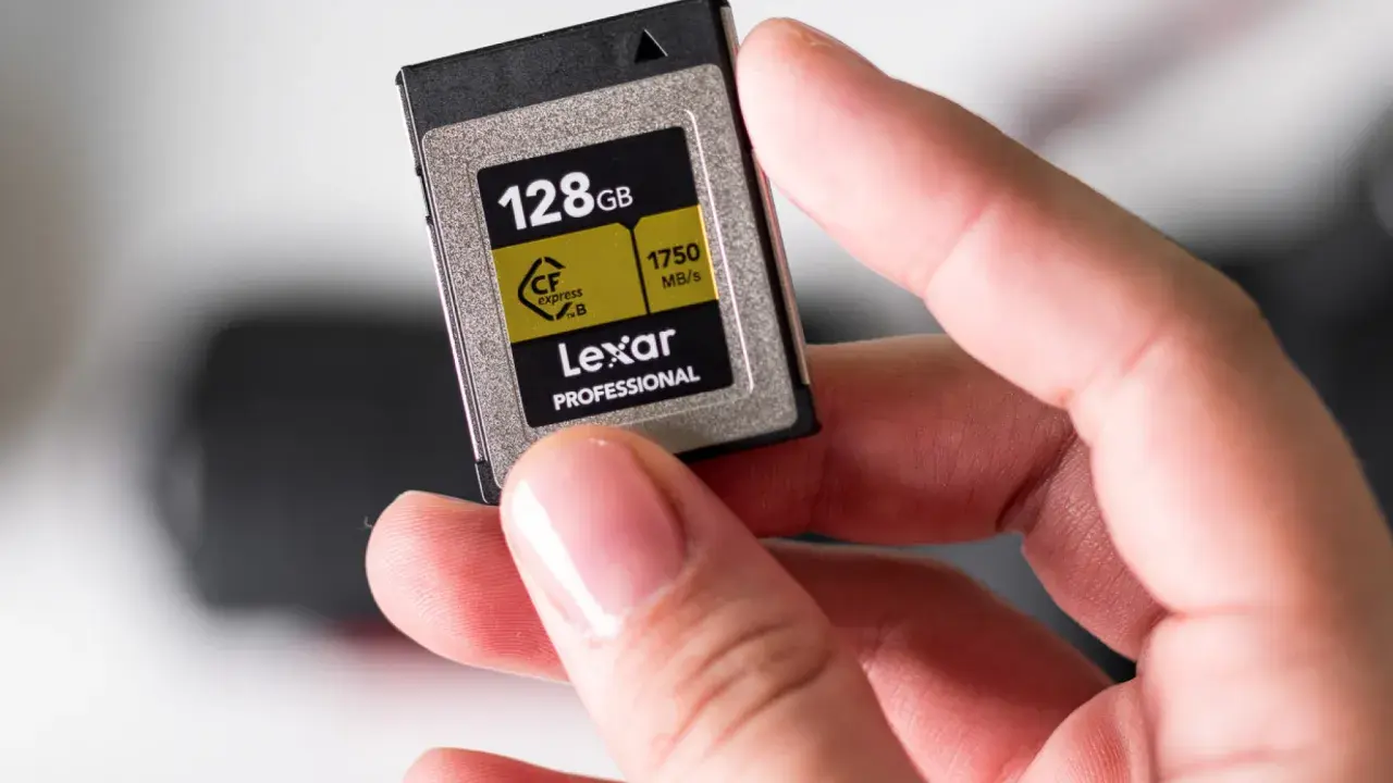 Karta Lexar CFexpress B 128GB, idealna do profesjonalnych zastosowań, zapewnia dużą pojemność i szybkość zapisu.