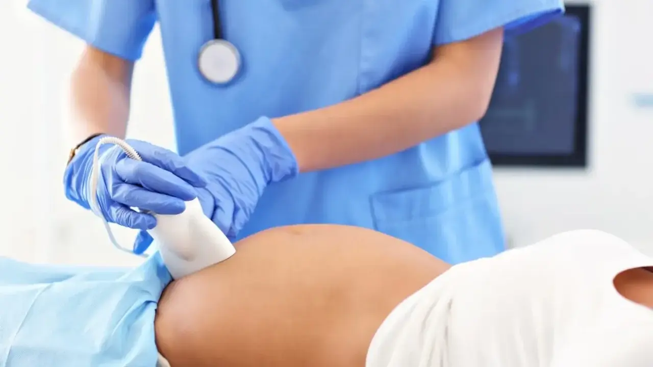 Lekarz wykonuje badanie ultrasonograficzne brzucha ciężarnej. Dowiedz się, co to jest ultrasonografia i jak pomaga w diagnostyce.