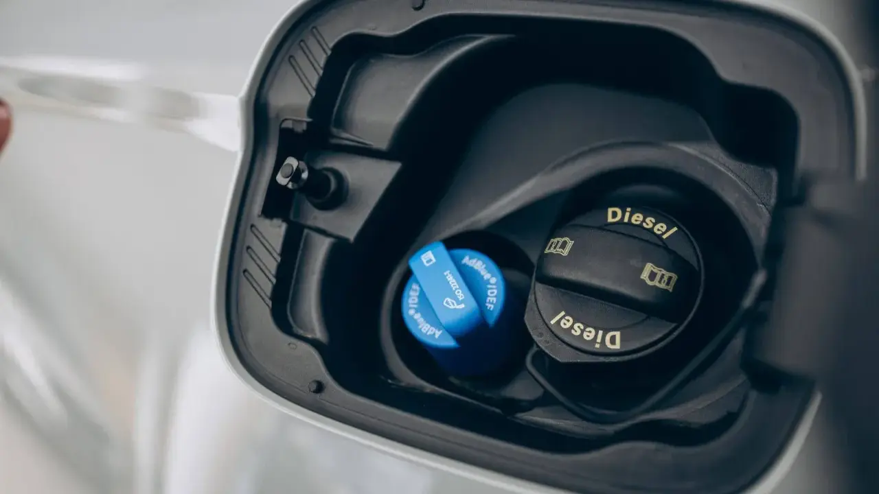 Tapa del depósito de AdBlue y diésel de un Peugeot 3008. Si tienes un problema depósito AdBlue Peugeot 3008, revisa estas tapas.