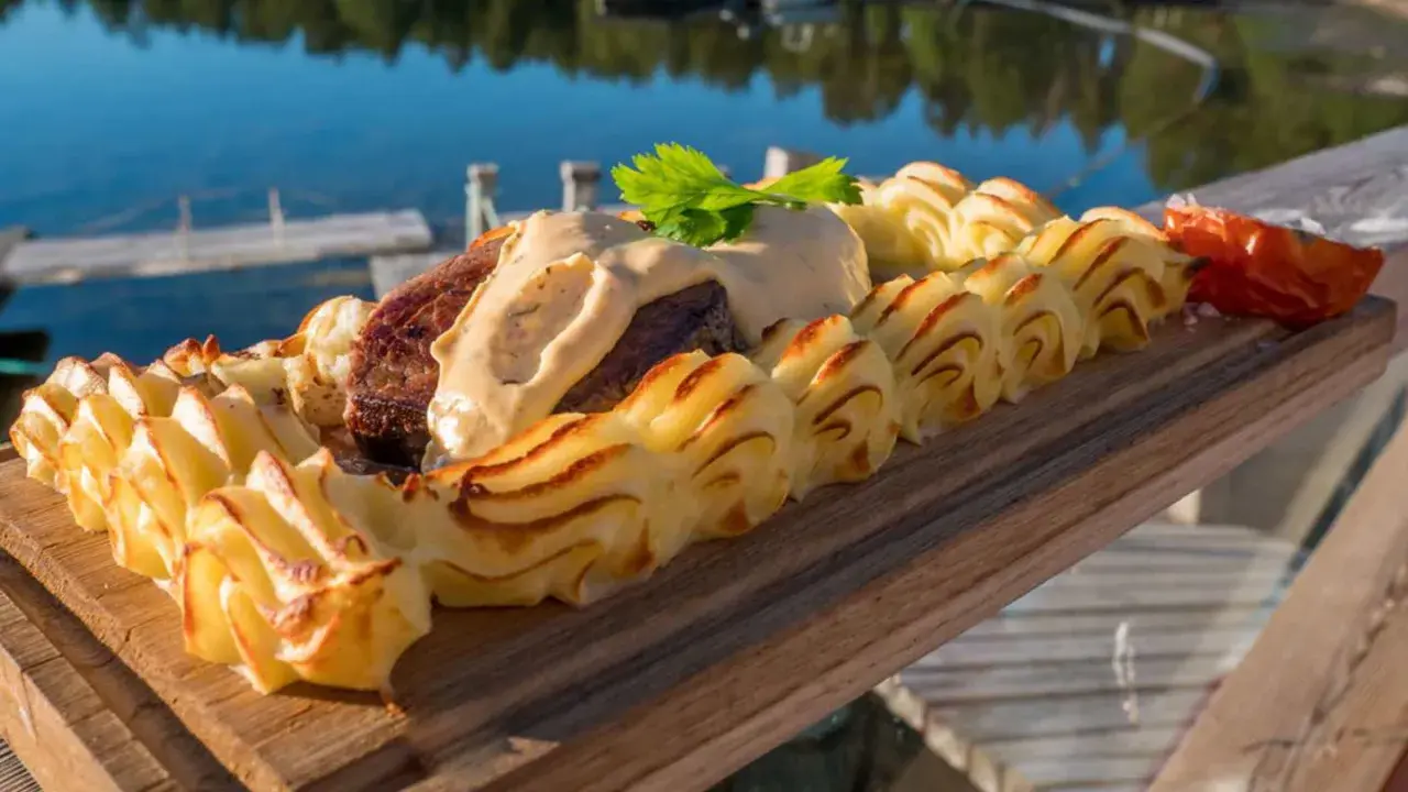 En härlig plankstek med krämig potatis och en god sås, perfekt att njuta av med ett glas vin vid vattnet.