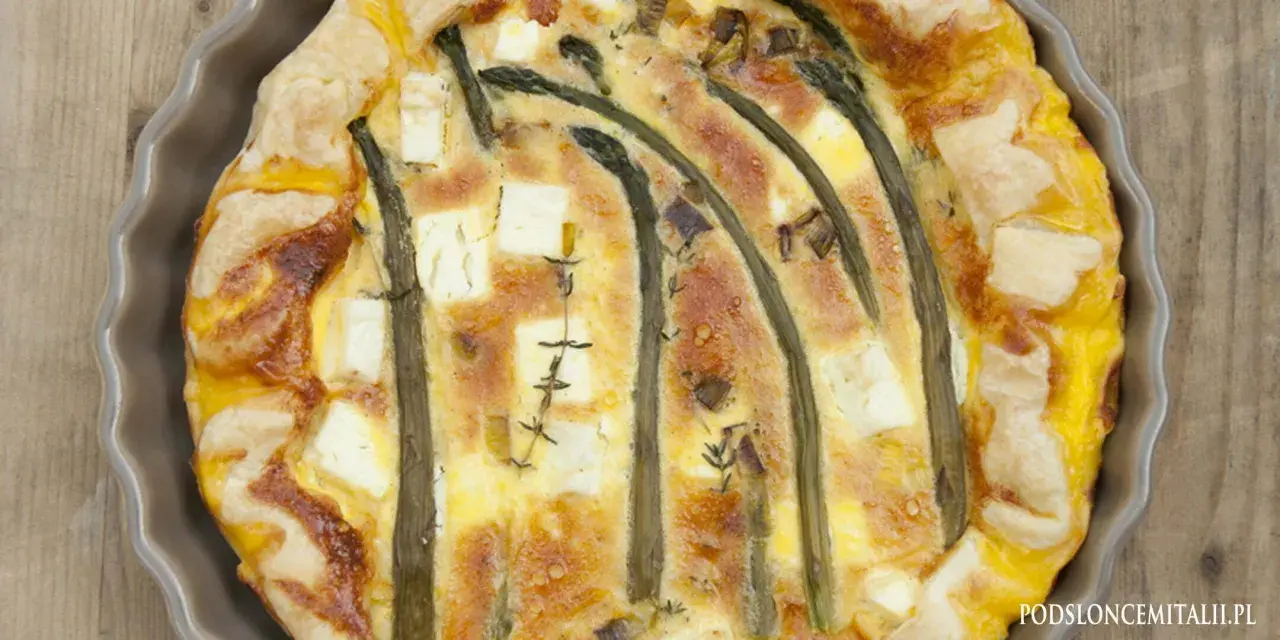 Pyszny quiche ze szparagami i serem feta, z chrupiącym ciastem francuskim. Idealny na wiosenny obiad.
