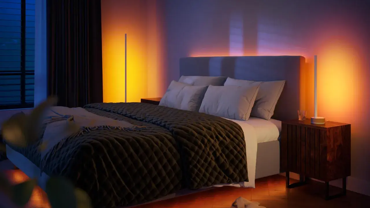 Gemütliches Schlafzimmer mit indirektem Licht, das eine warme, einladende Atmosphäre schafft.