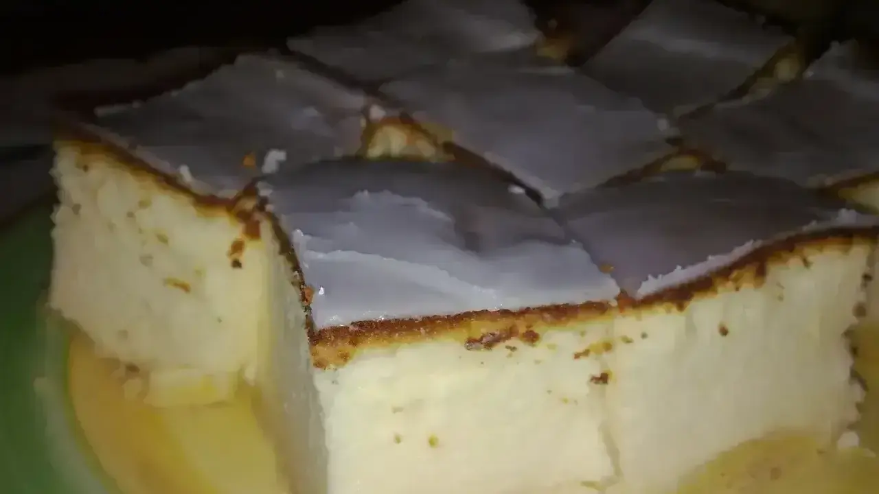 Puszysty sernik, który każdemu wychodzi, pokrojony w kostkę, z delikatną polewą. Idealny na deser.