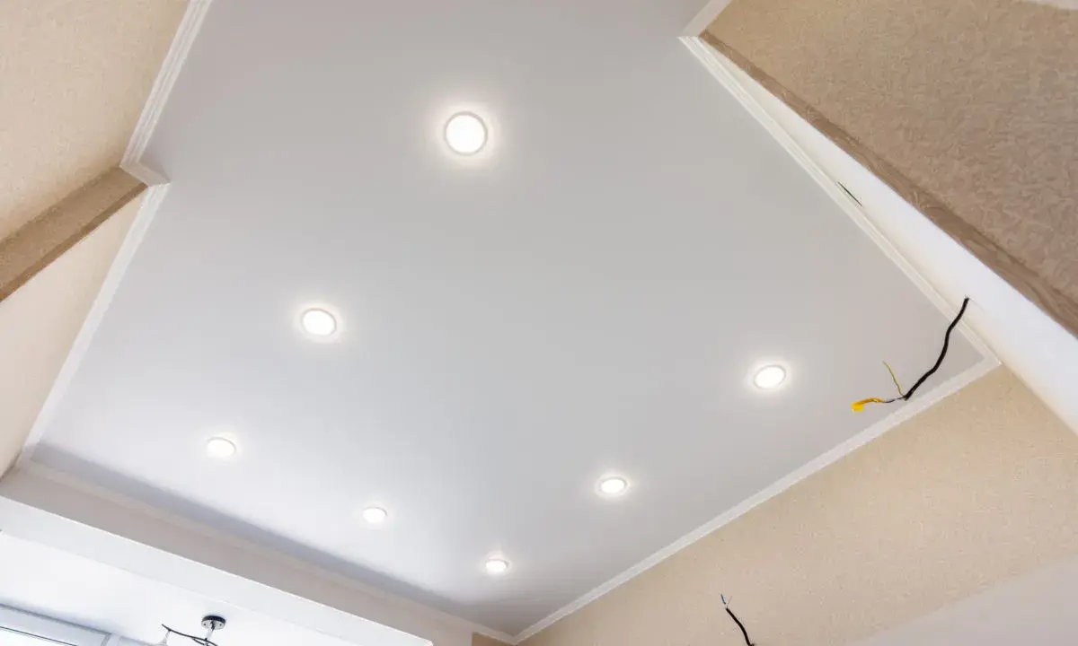 Moderne Spanndecke mit integrierten Spots. Informieren Sie sich über Spanndecke Kosten für Ihr Zuhause.