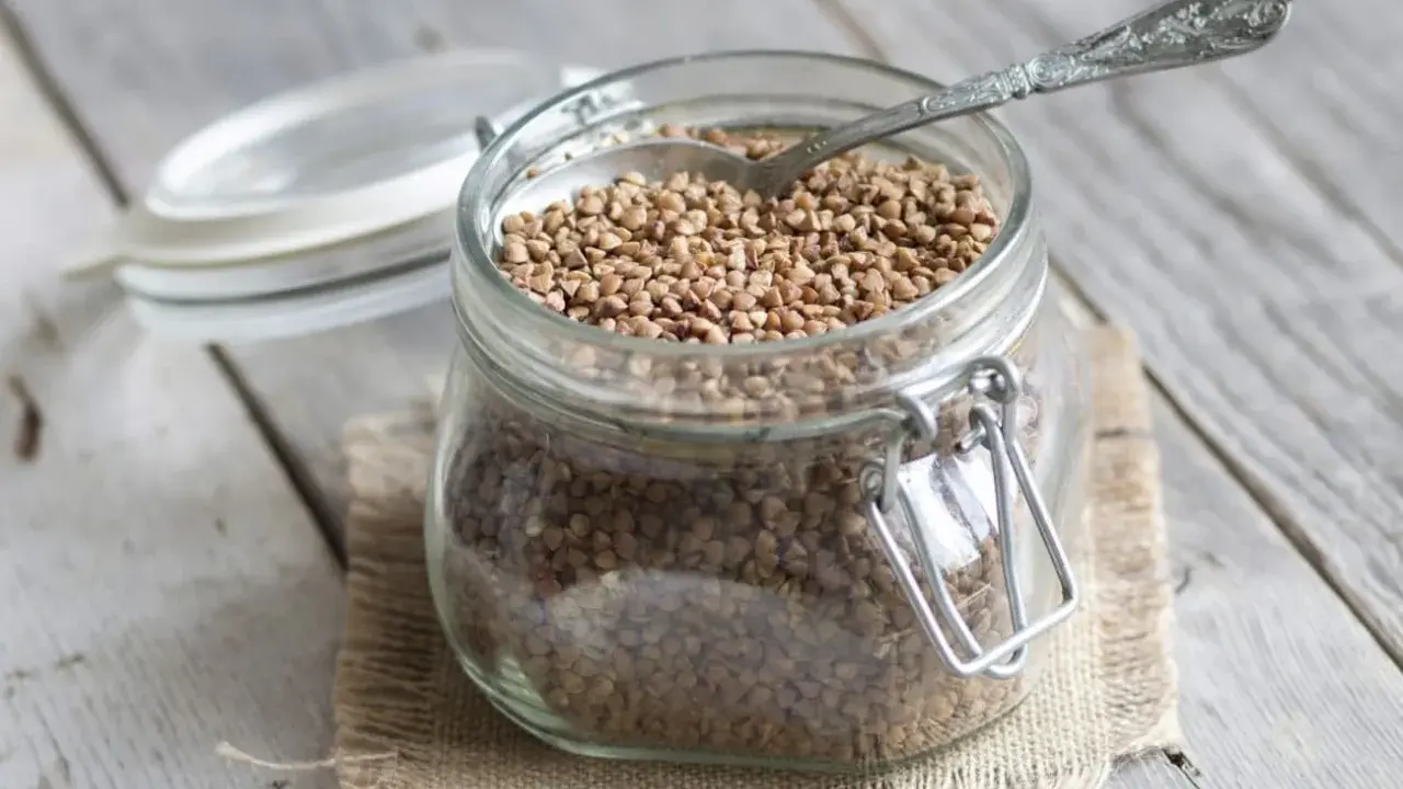 Un bocal en verre rempli de sarrasin, prêt à être cuisiné. C'est quoi le sarrasin ? Une graine nutritive et polyvalente.