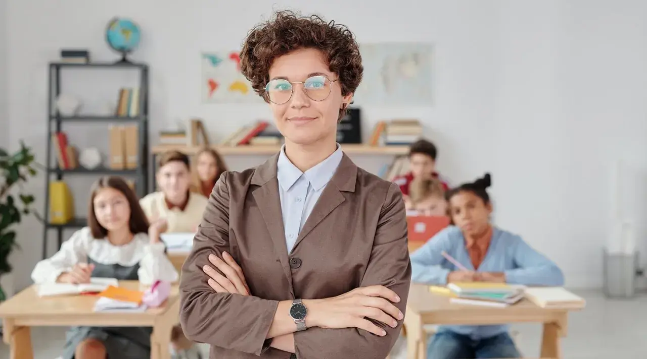 Nauczycielka w klasie, symbol nowoczesnego systemu edukacji w Szwecji. Uczniowie skupieni na lekcji.