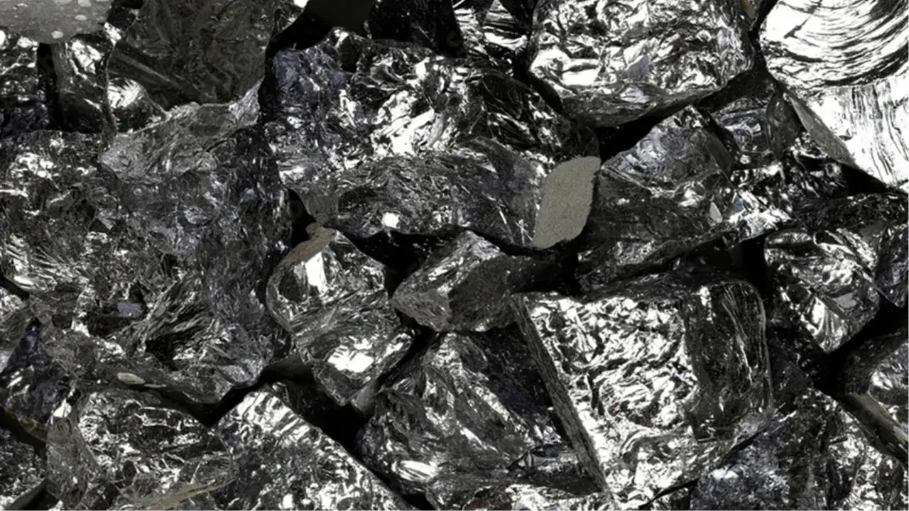 Gros plan sur des morceaux de silicium brut, brillant et anguleux. Ce matériau est essentiel pour de nombreux bienfaits technologiques et industriels.