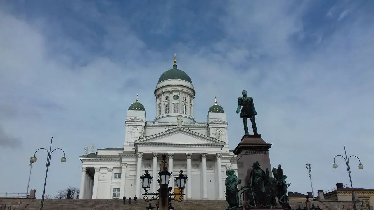 Pomnik cara Aleksandra II i biała katedra z zielonymi kopułami – to właśnie tu są Helsinki.