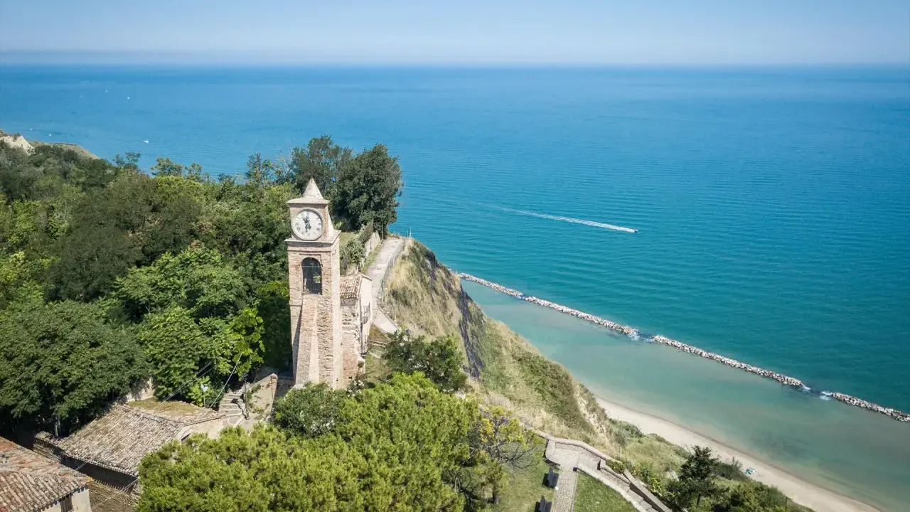 Torre dell'orologio a picco sul mare, un gioiello da scoprire a Fiorenzuola di Focara. Vista panoramica sull'Adriatico.