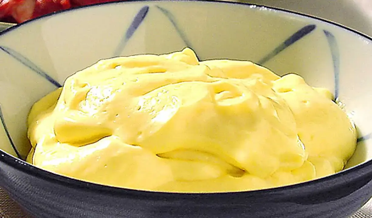 Krämig aioli i en skål, perfekt för ditt nästa aioli recept.