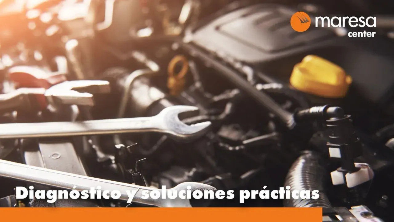 Herramientas sobre un motor de coche. Si escuchas un ruido motor coche parado, es hora de una revisión.