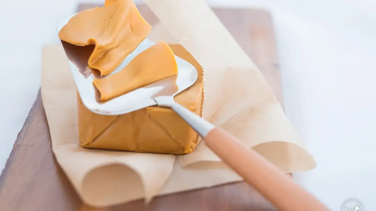 Brunost, czyli tradycyjne potrawy norweskie, kroimy nożem do sera.