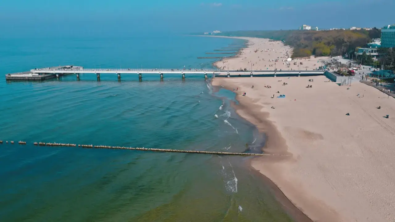 Kołobrzeg czy Świnoujście? Wybierz idealne wakacje dla siebie!