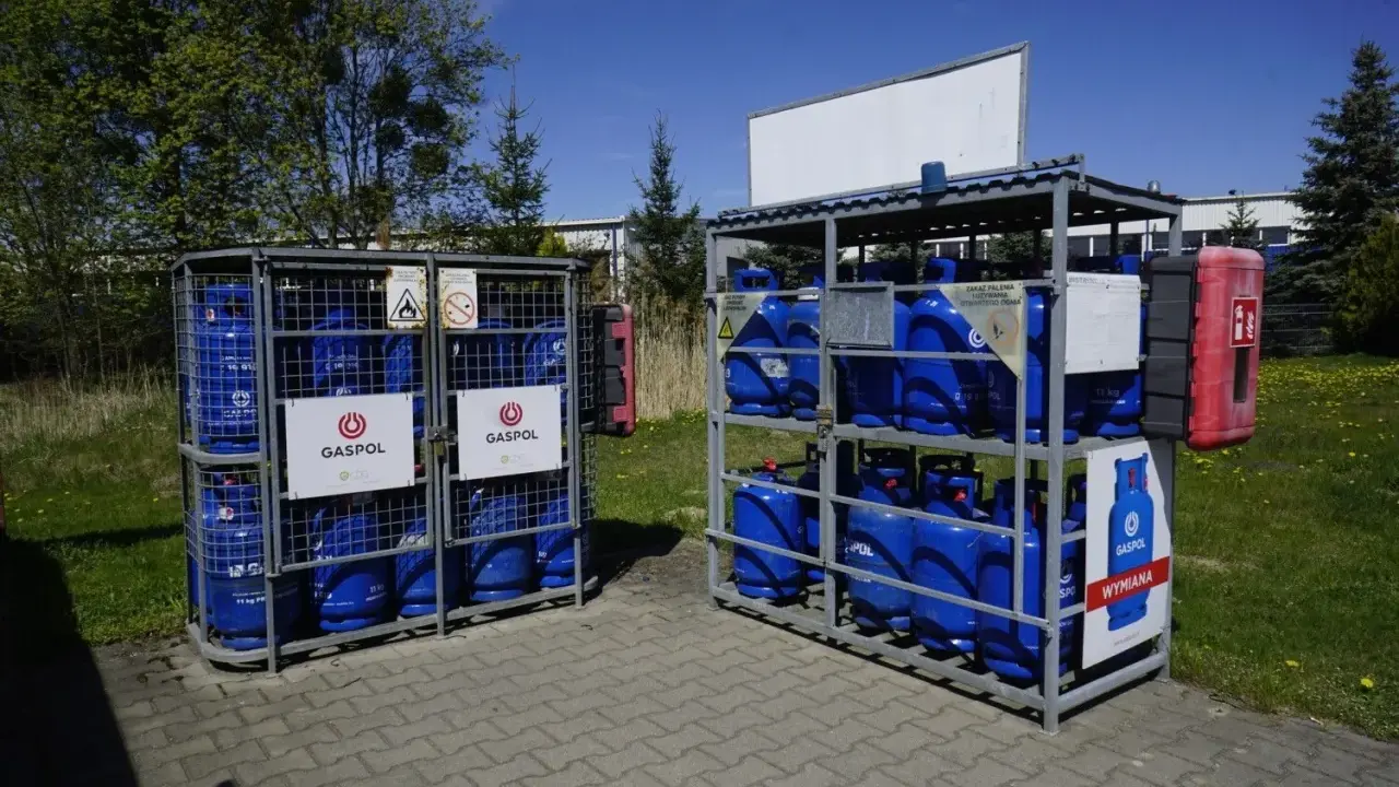 Butle z gazem Gaspol stoją w metalowych stojakach. Zastanawiasz się, ile kosztuje butla z gazem? Sprawdź cenę wymiany.