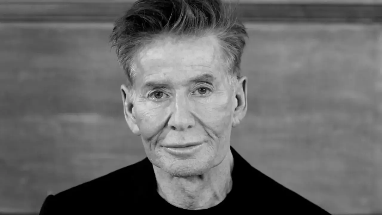Portret Calvin Klein, projektanta znanego z minimalistycznego stylu.