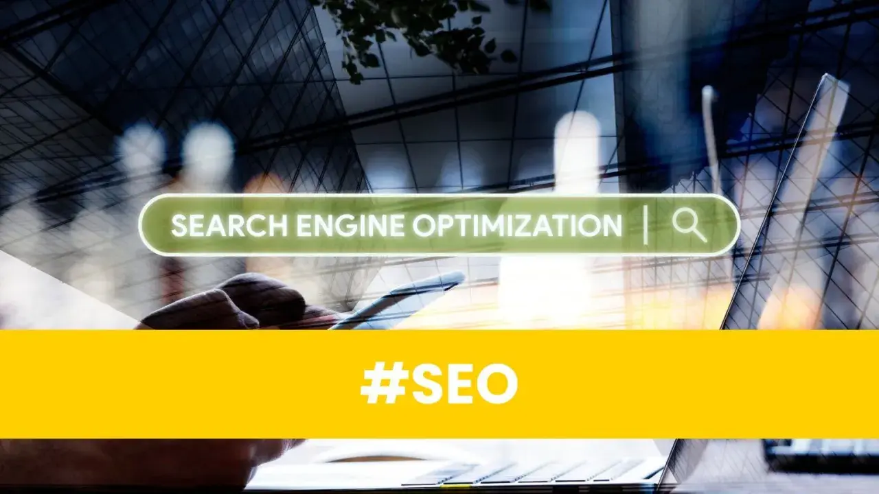 Ręce trzymające smartfon, na ekranie pasek wyszukiwania "SEARCH ENGINE OPTIMIZATION". #SEO to klucz do samodzielnego pozycjonowania.