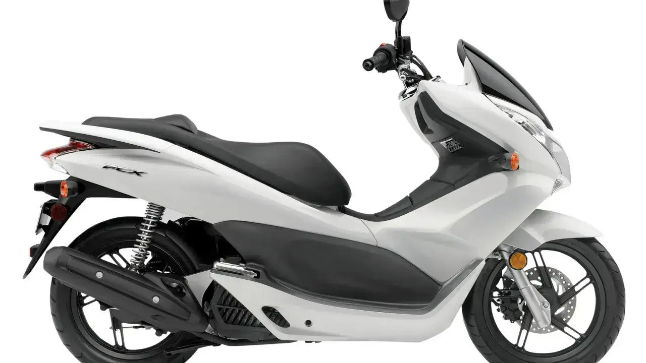 Biały skuter Honda PCX. Zastanawiasz się, jakie są pojemności motocykli? Ten model to świetny wybór na miasto.