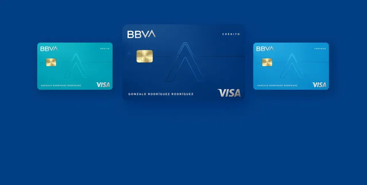 Tres tarjetas de débito, crédito y prepago BBVA Visa con el nombre Gonzalo Rodríguez Rodríguez.