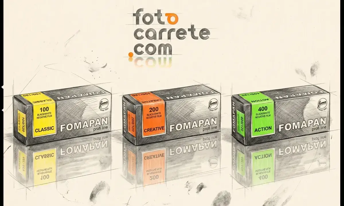 Tres tipos de carretes de fotos Fomapan: Classic 100, Creative 200 y Action 400, con sus cajas y reflejos.