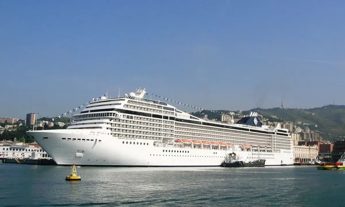 La MSC Musica attracca al terminal crociere di Genova, pronta per una nuova avventura.