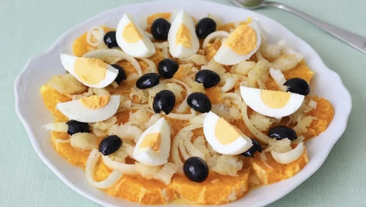 Un refrescante remojón granadino con naranja, bacalao desmigado, huevo duro, cebolla y aceitunas negras.