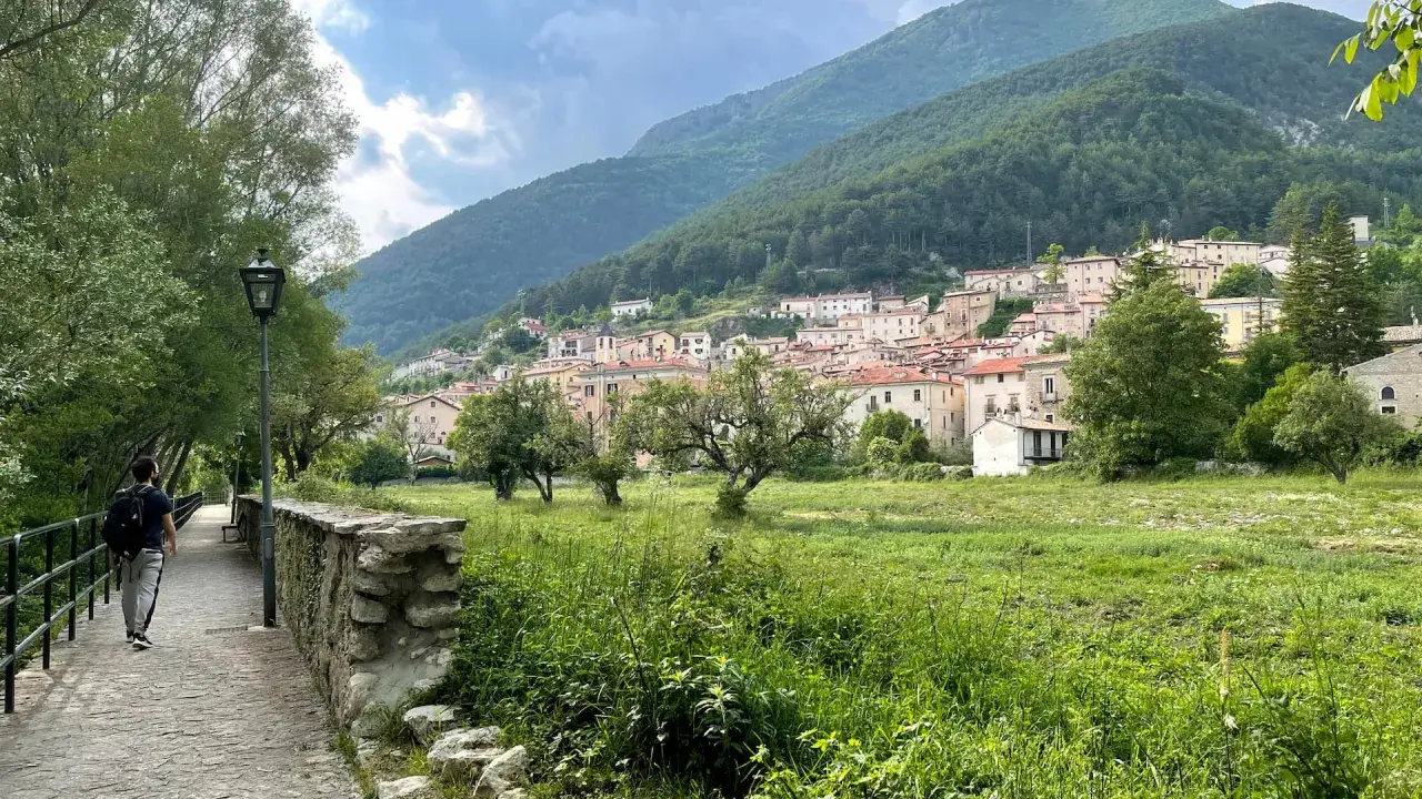 Passeggiata verso il borgo di Villetta Barrea, tra prati verdi e case arroccate sul monte. Scopri cosa vedere a Villetta Barrea!