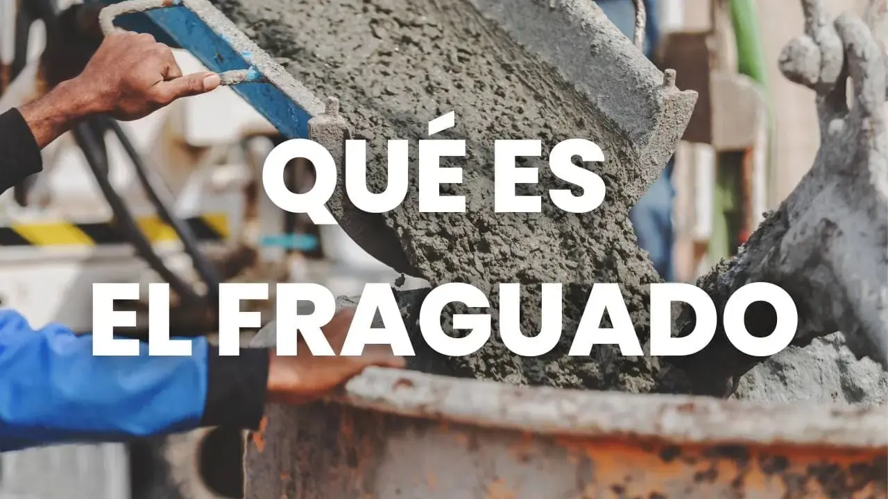 Hormigón fresco vertiéndose de una mezcladora. El proceso de fraguado del hormigón es crucial para la construcción.