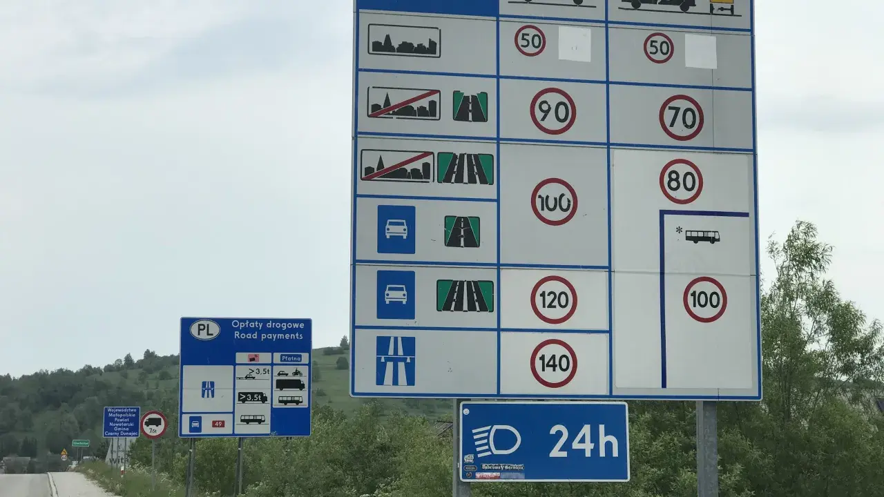 Znaki drogowe w Polsce: dopuszczalne prędkości na autostradzie (50, 70, 80, 100, 120, 140 km/h), opłaty drogowe, zakazy i inne.