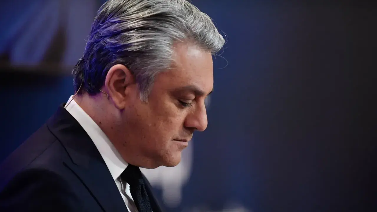 Luca de Meo, CEO de Renault, reflexiona con seriedad.