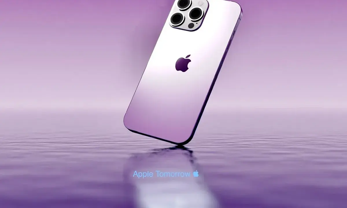 Elegancki, fioletowy iPhone 14 z potrójnym aparatem unosi się nad wodą, odbijając się w jej tafli.