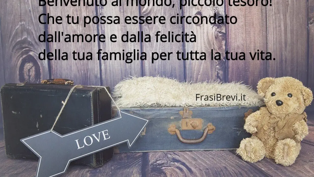Auguri nascita semplici: un orsetto e valigie vintage, con freccia "LOVE". Benvenuto al mondo, piccolo tesoro!