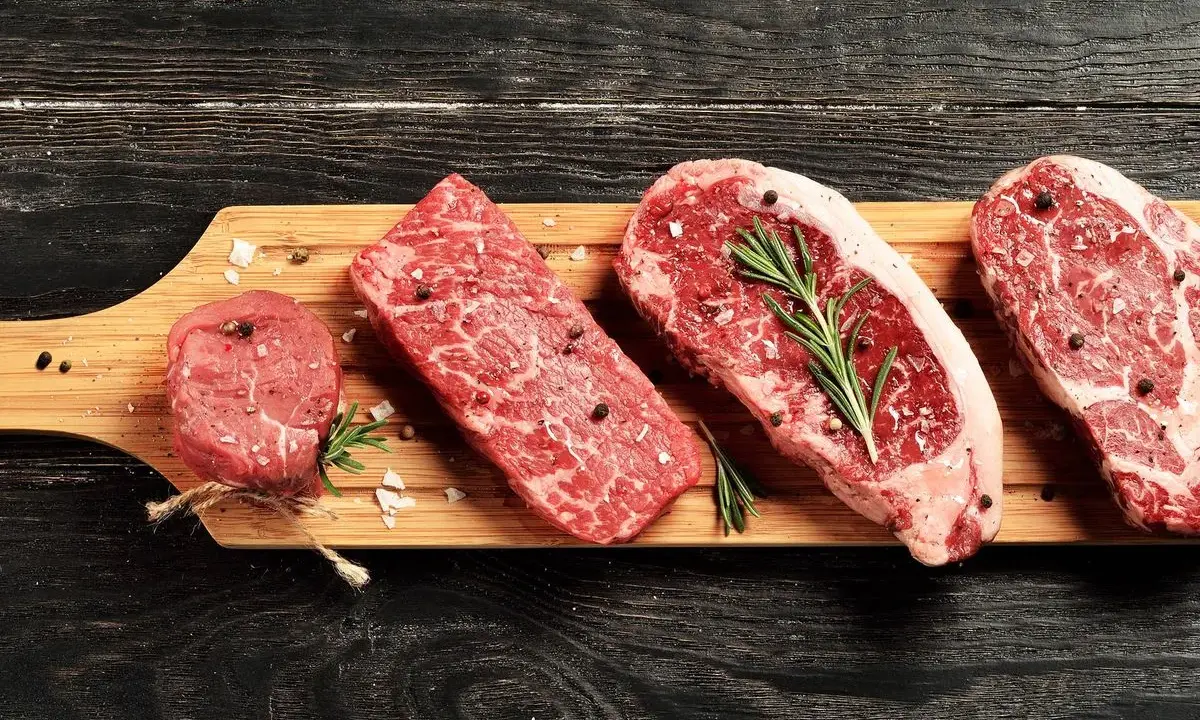 Filetes de res crudos, sazonados con sal y pimienta, listos para cocinar. ¿Cuál es la mejor carne del mundo?