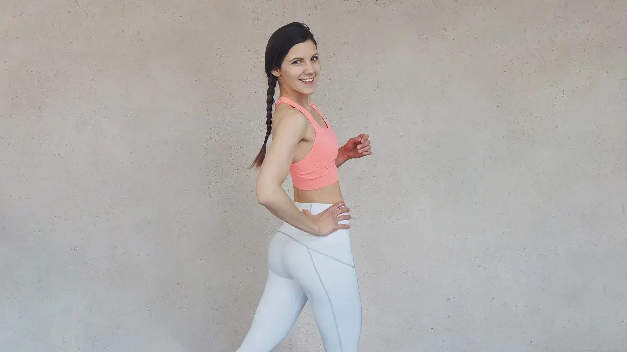 Frau in Sportkleidung, bereit für einen intensiven HIIT Workout Plan.