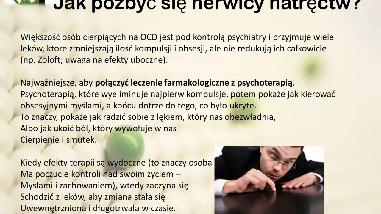 Mężczyzna pochyla się nad stołem, skupiony na czymś na jego powierzchni. Obraz ilustruje schemat zachowań kompulsywnych i sposoby radzenia sobie z nimi.
