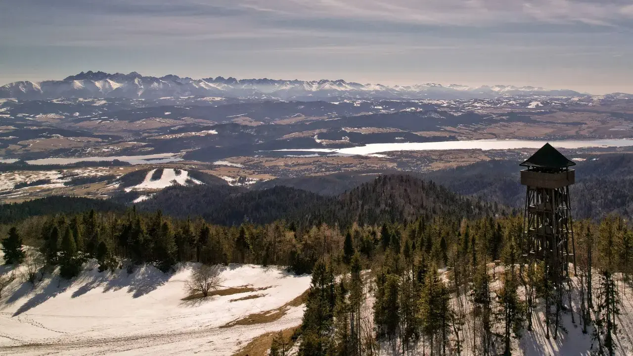Wieża widokowa na Lubaniu oferuje zapierający dech w piersiach widok na ośnieżone Tatry i Jezioro Czorsztyńskie.