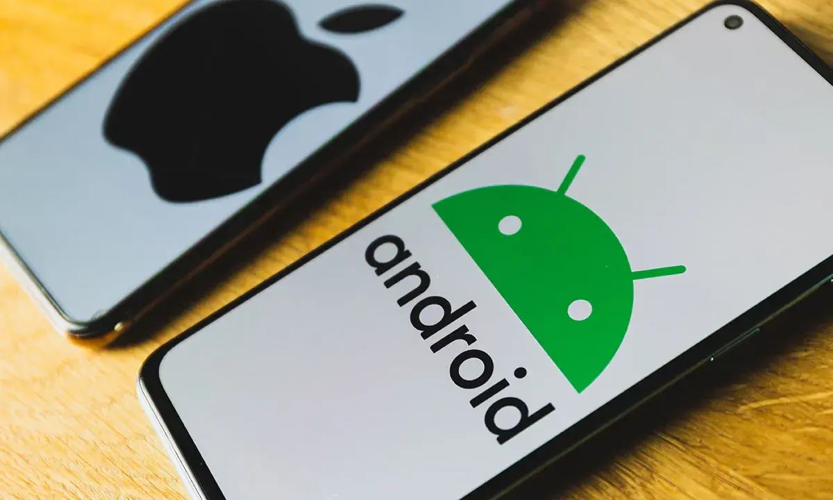 Dwa telefony leżą obok siebie. Na jednym widać logo Apple, na drugim logo Android. Czas przenieść się do iOS?