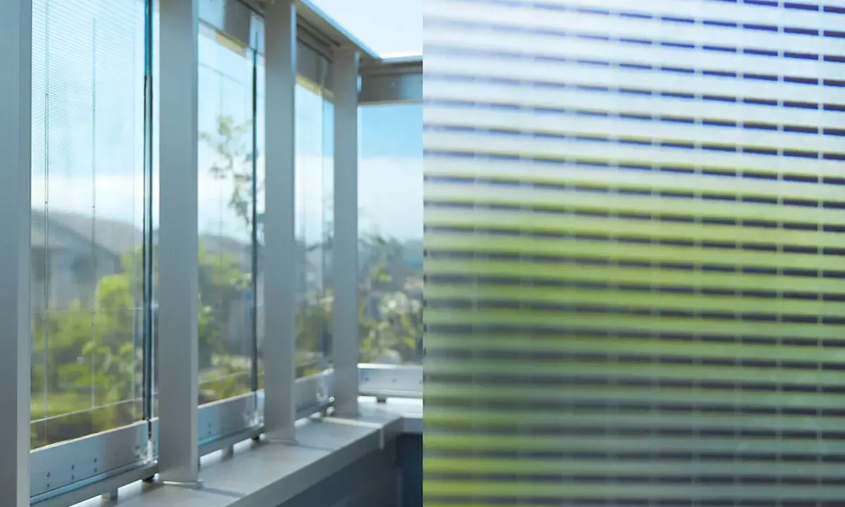 Modernas ventanas fotovoltaicas integradas en una fachada, capturando la luz solar para generar energía.