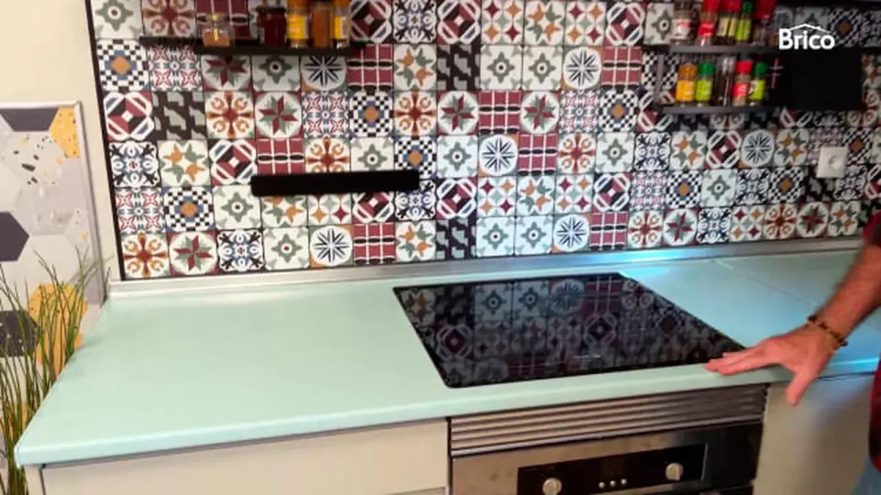 Encimera de cocina renovada con un diseño vibrante. El toque final para pintar encimera cocina y darle vida.