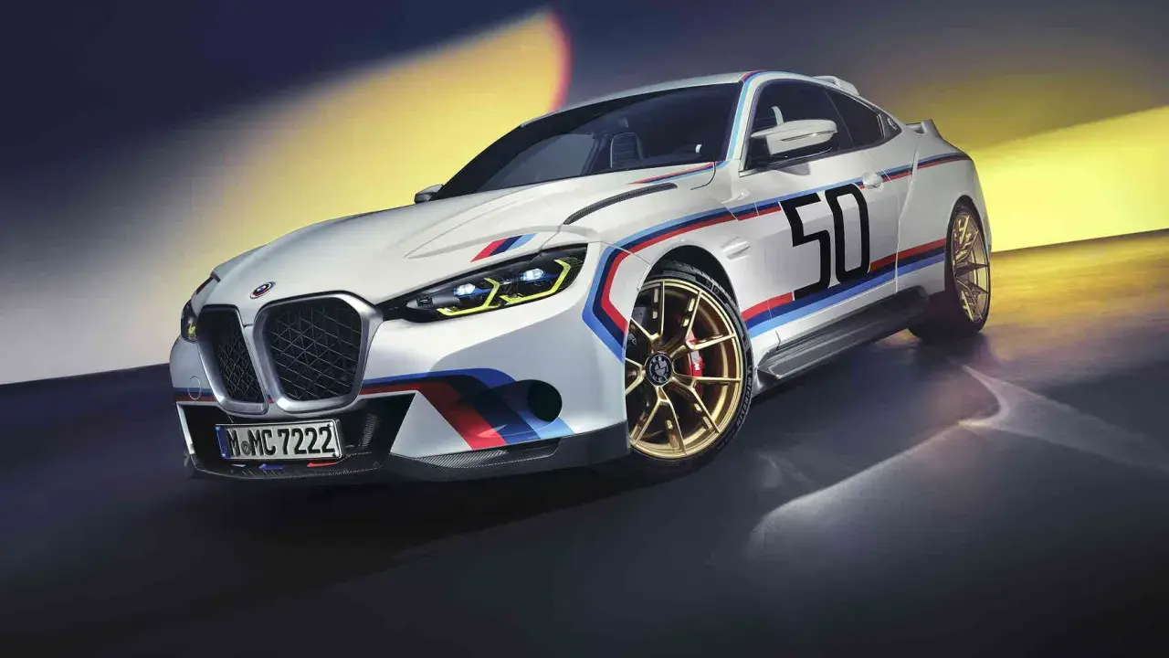 Sportlicher BMW 3.0 CSL in Weiß mit M-Streifen und der Startnummer 50 auf goldenen Felgen.