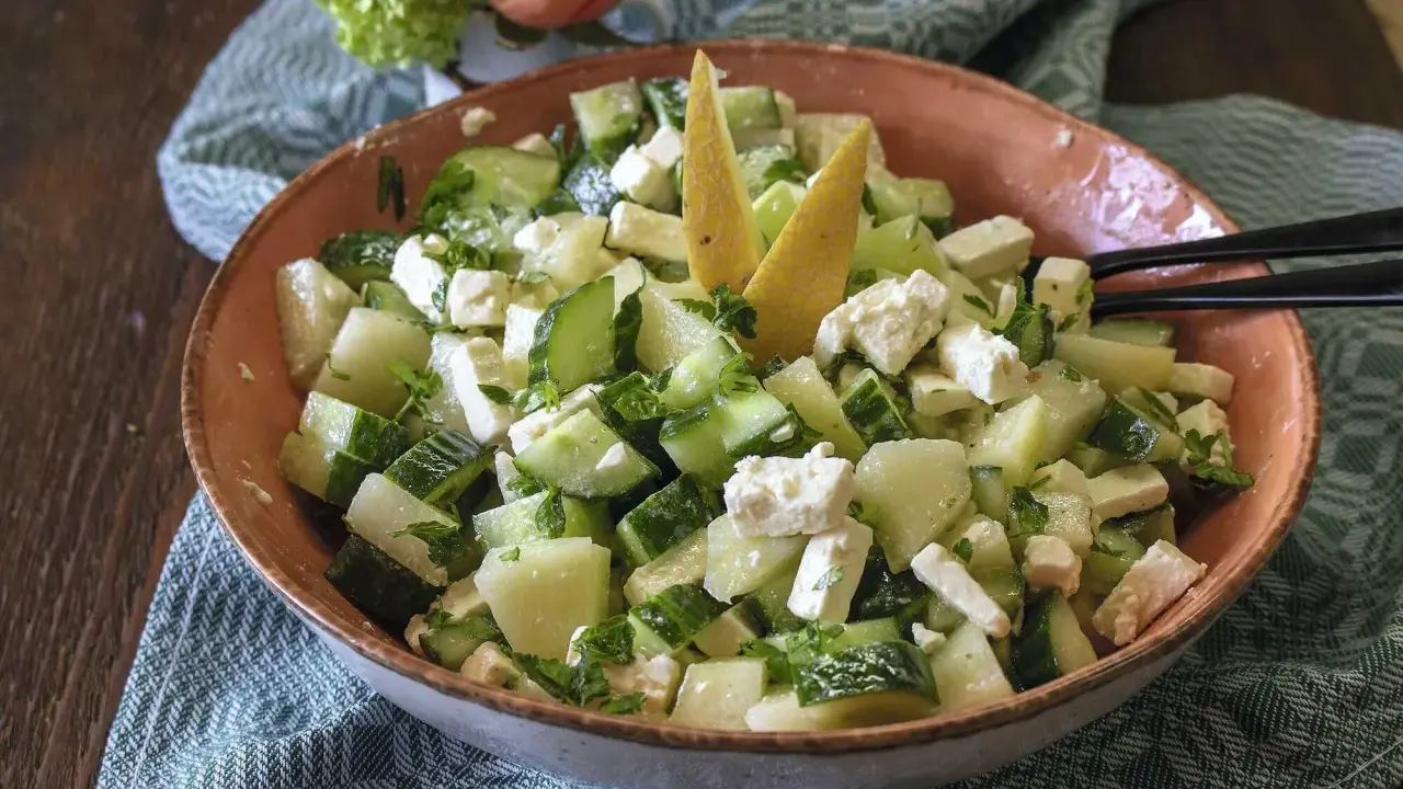 Erfrischender sommerlicher Melonensalat mit Gurken und Feta, garniert mit Melonenstücken.