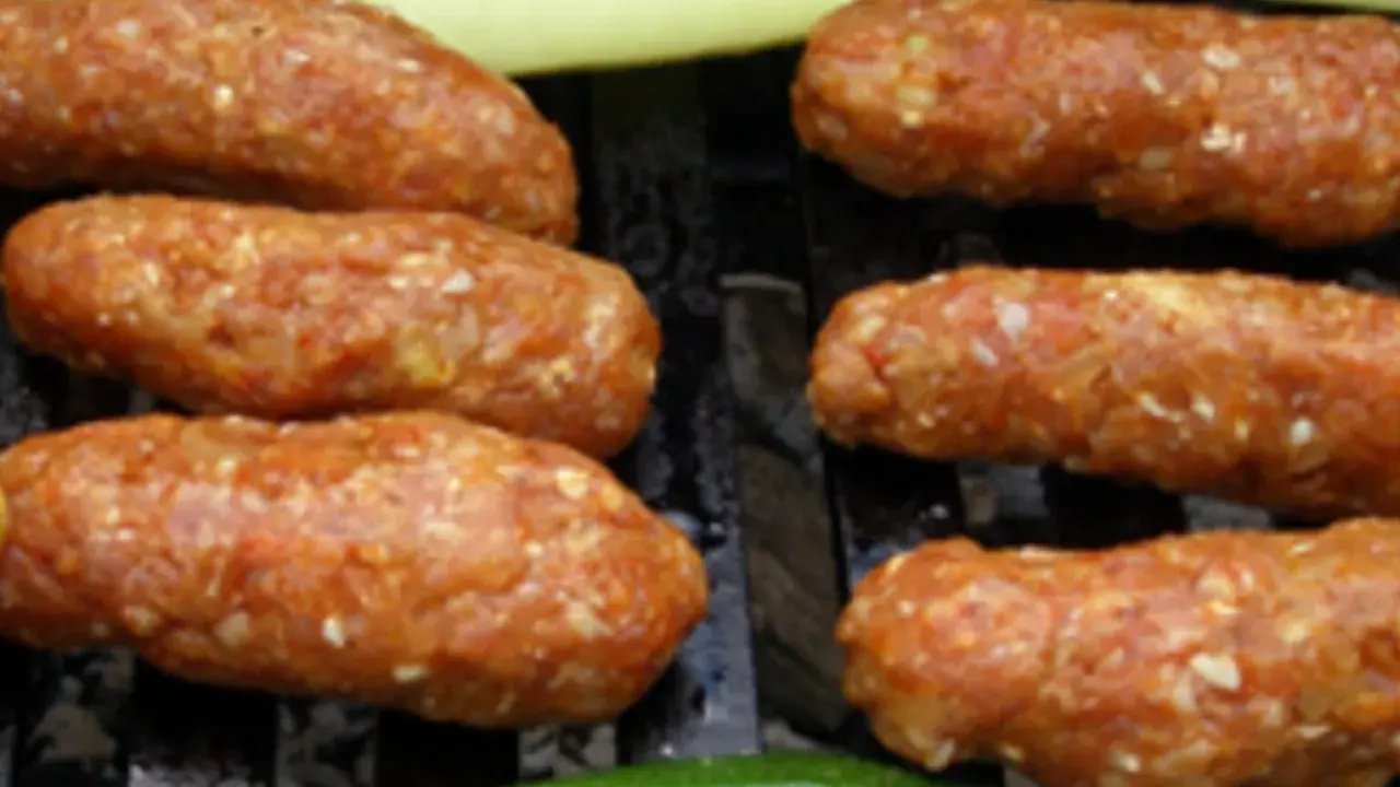 Hackfleisch-Grill-Rezepte: Cevapcici und Paprika auf dem Rost.