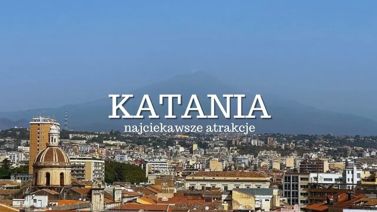 Widok na Katania, miasto z kopułą kościoła i wulkanem w tle. Dowiedz się, co zwiedzić w Katania!